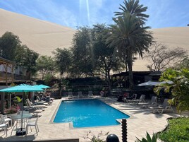 Una piscina al aire libre