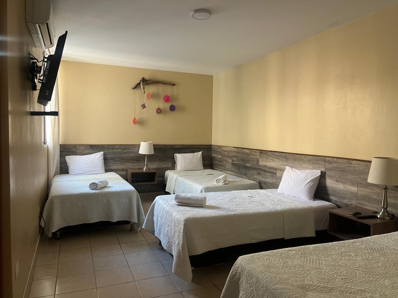 Standard-Vierbettzimmer | Zimmersafe, kostenloses WLAN, Bettwäsche