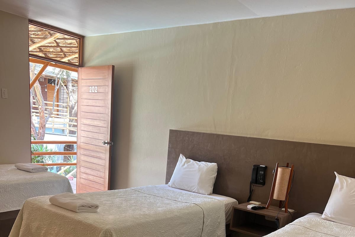 Habitación triple superior | Caja de seguridad en la habitación, wifi gratis y ropa de cama