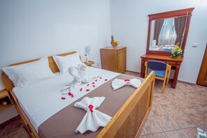 Dubbelrum - terrass | Sängtillbehör av högsta kvalitet, skrivbord, gratis wi-fi och sängkläder