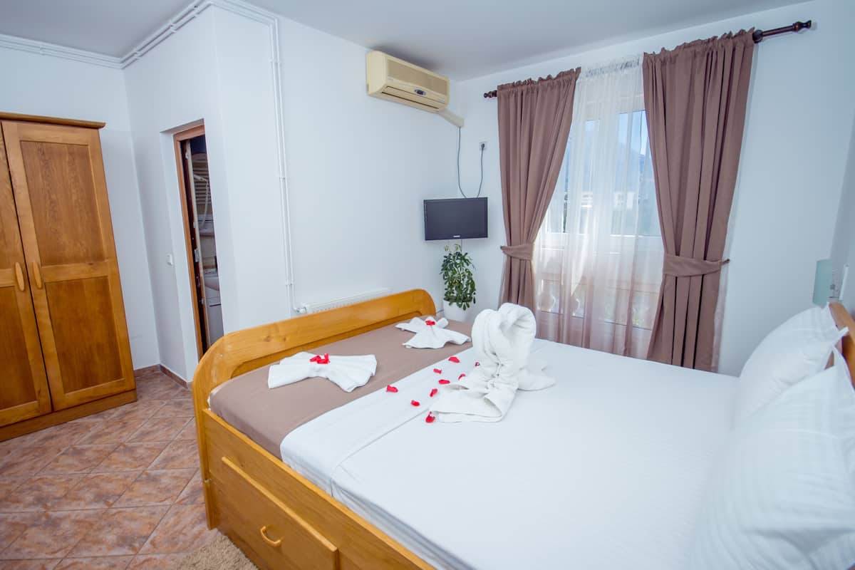 Camera doppia, terrazzo | Biancheria da letto di alta qualità, una scrivania, Wi-Fi gratuito