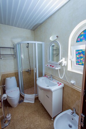 Firemannsrom, terrasse | Bad | Dusj, toalettartikler (inkludert), hårføner og tøfler