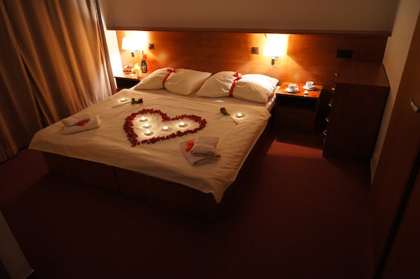 Standard Double or Twin Room | In-room safe, desk, blackout drapes, free cribs/infant beds