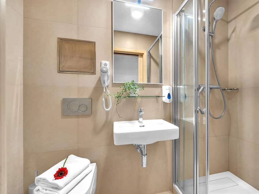 Ducha, artículos de higiene personal gratuitos y secador de pelo