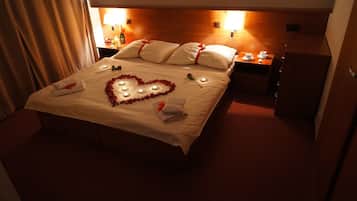 Een kluis op de kamer, een bureau, verduisterende gordijnen