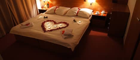 Caja fuerte, escritorio, cortinas opacas y cunas gratuitas