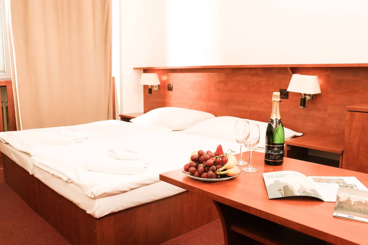 Cofres nos quartos, escrivaninha, cortinas blackout, berços grátis