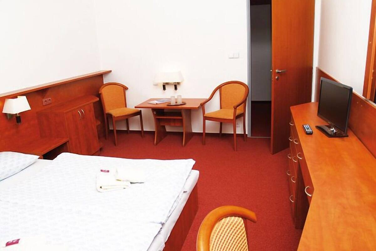 Coffre-fort, bureau, rideaux d’obscurcissement, lit de bébé (gratuit)