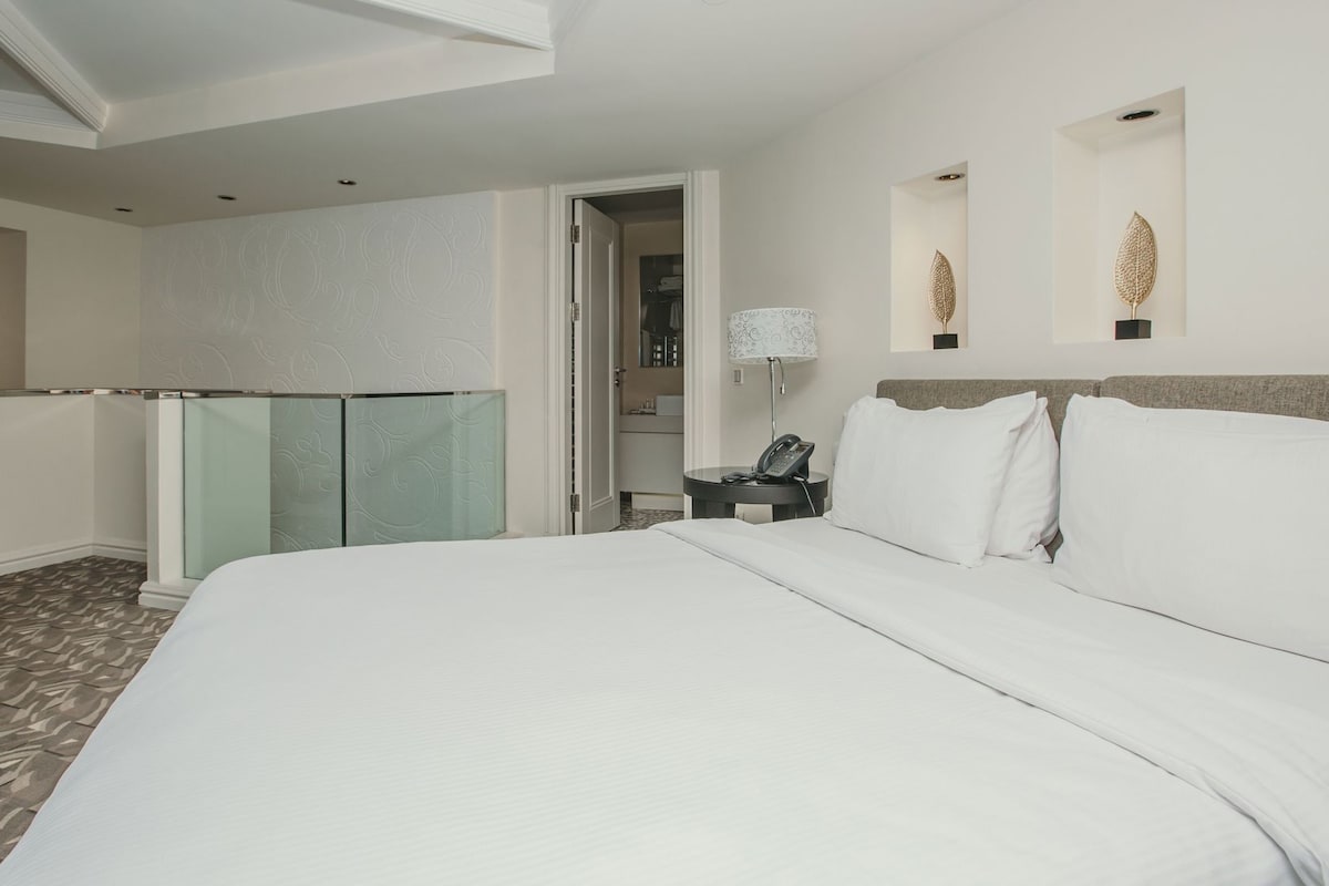 Ropa de cama de alta calidad, minibar, caja fuerte y escritorio