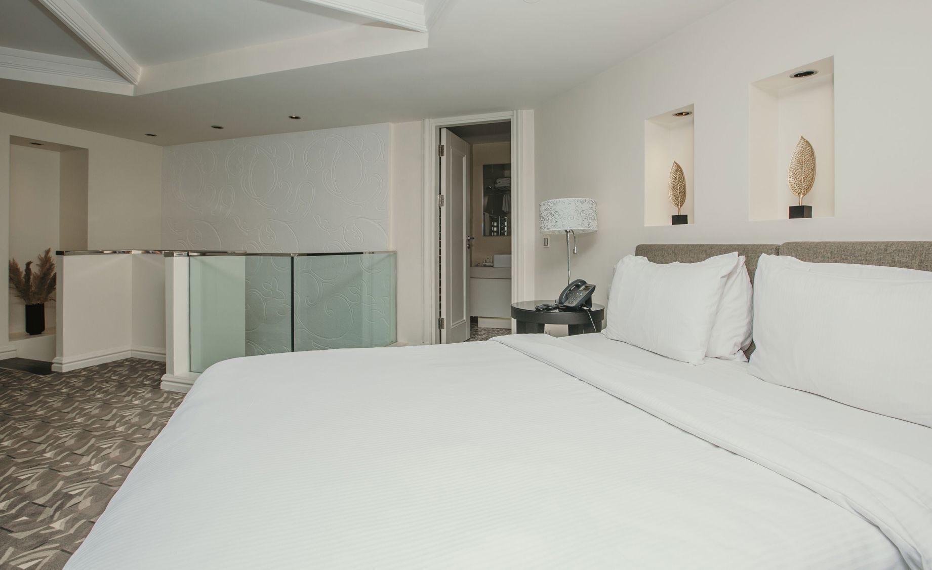 Hochwertige Bettwaren, Minibar, Zimmersafe, Schreibtisch