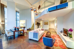 Duplex Grand King Suite | 起居區 | 42-吋平面電視、衛星頻道、電視