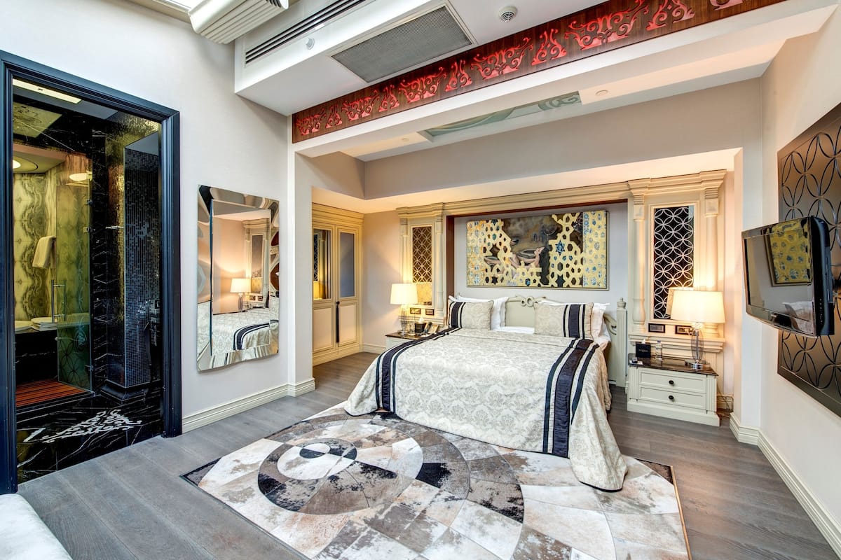 Penthouse King | Premium bedding, minibar, in-room safe, desk
