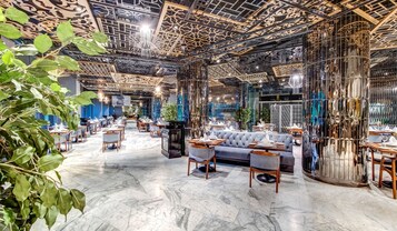 Serveert ontbijt, lunch, diner, internationale gerechten