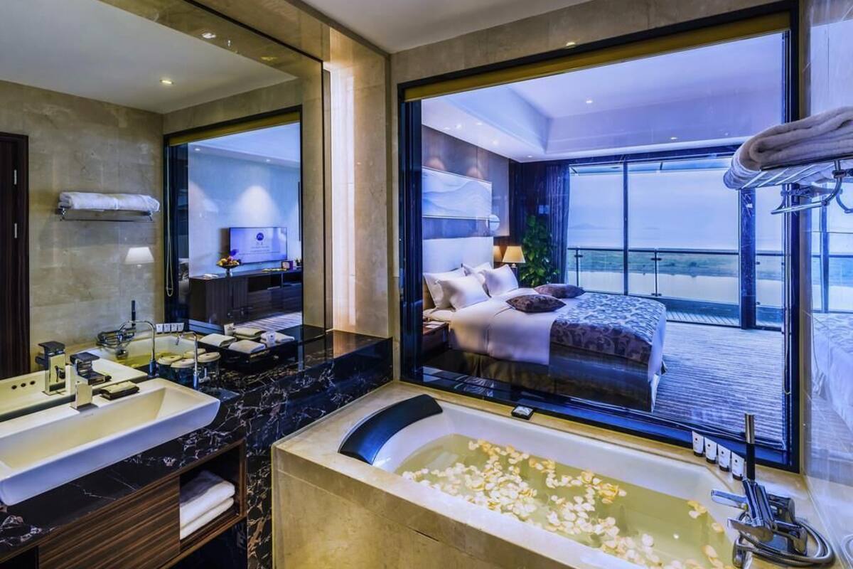 Seprai premium, minibar, brankas, dan meja kerja