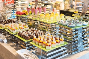 Daily buffet breakfast (CNY 149.25 per person)