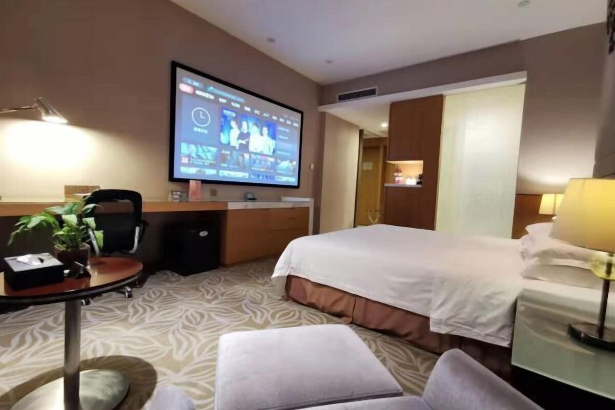 Minibar, in-room safe, alarm clocks
