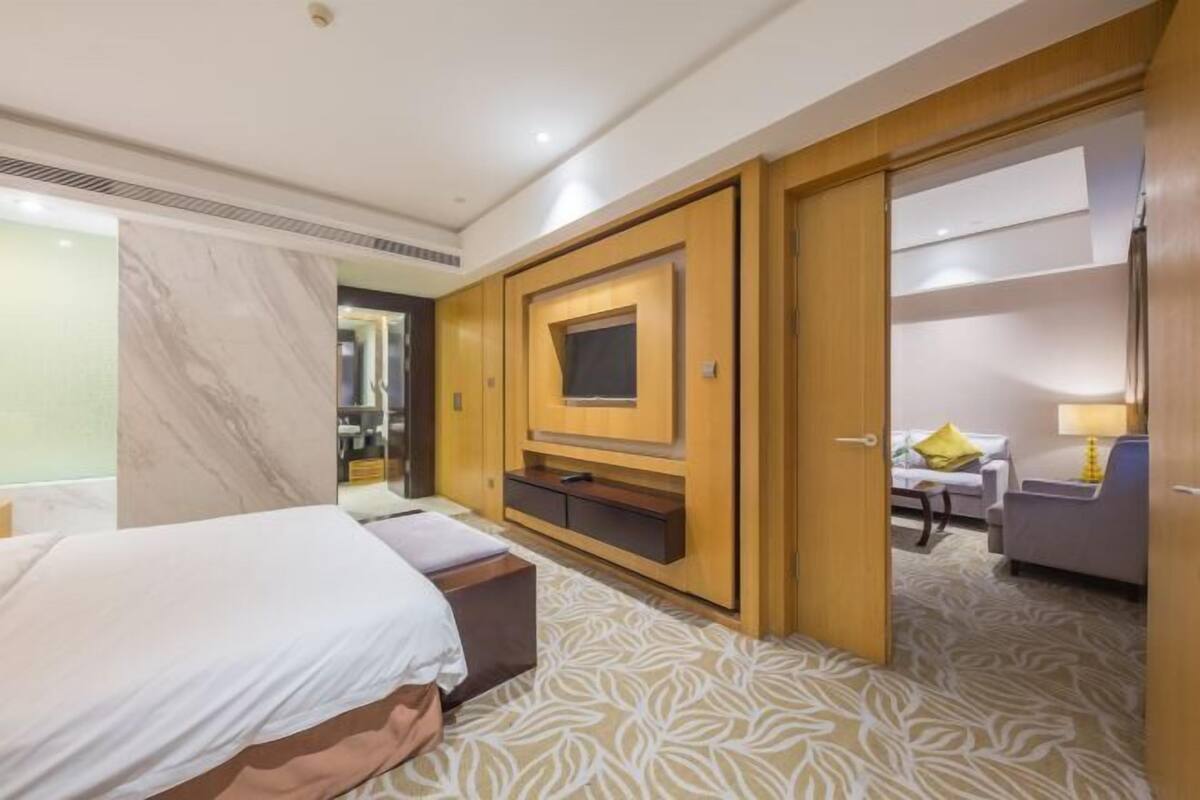 Minibar, in-room safe, alarm clocks