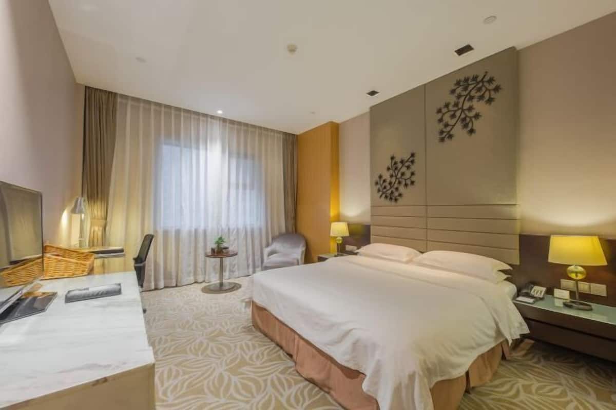 Minibar, két bảo mật tại phòng, đồng hồ báo thức 
