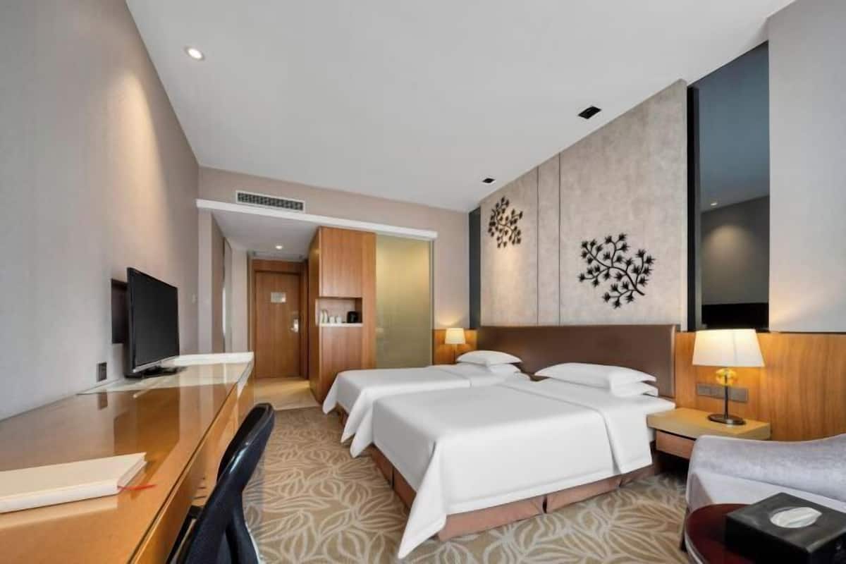 Minibar, két bảo mật tại phòng, đồng hồ báo thức 