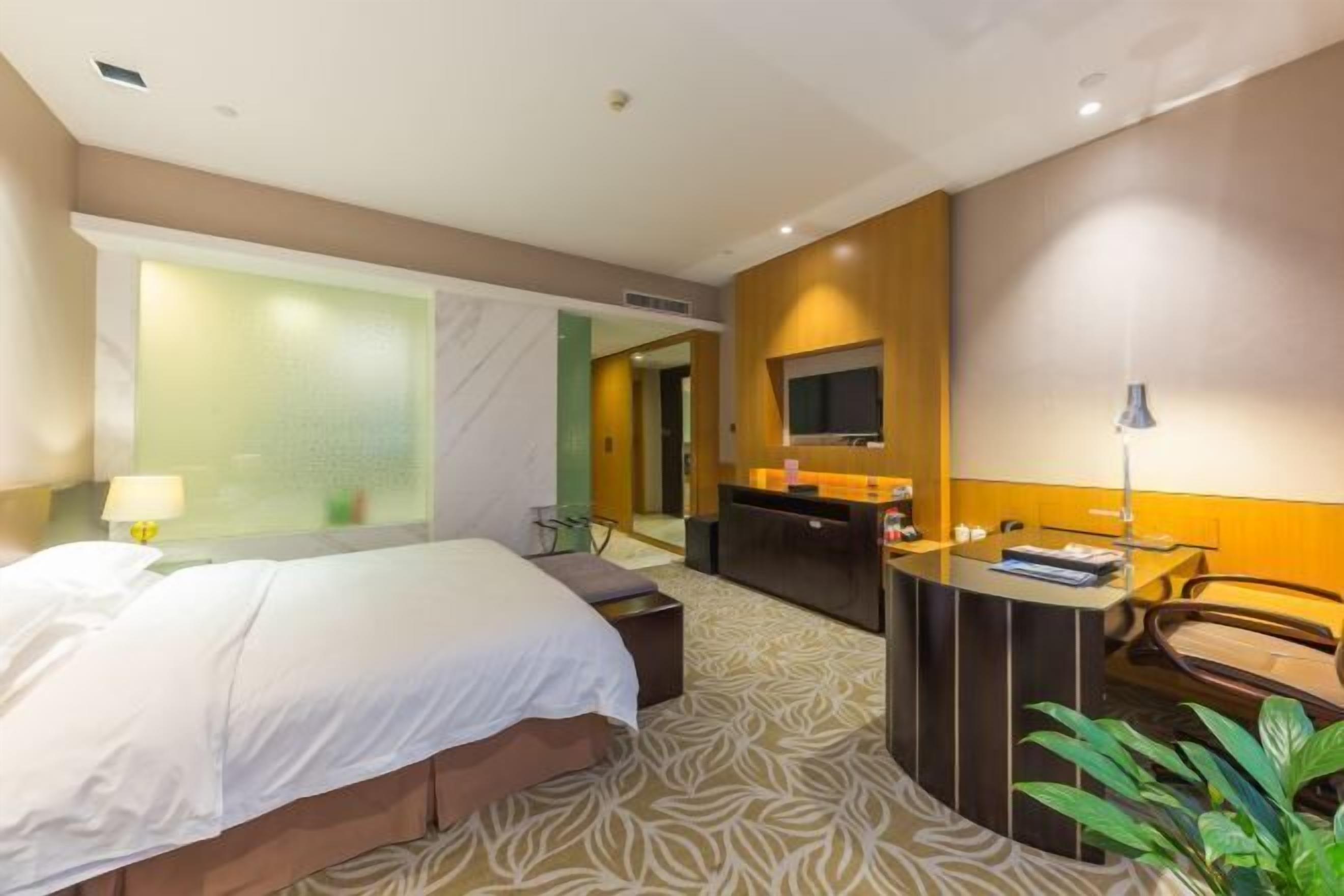 Minibar, in-room safe, alarm clocks