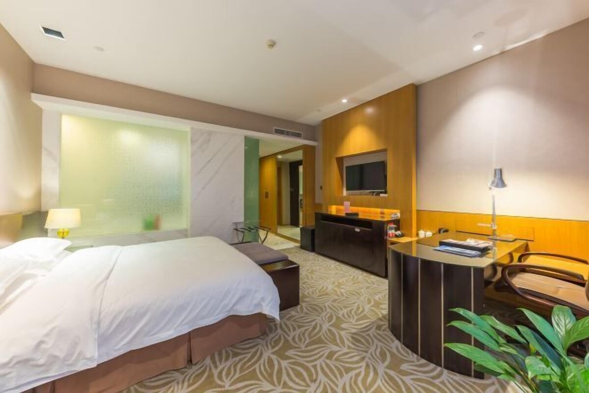 Minibar, in-room safe, alarm clocks