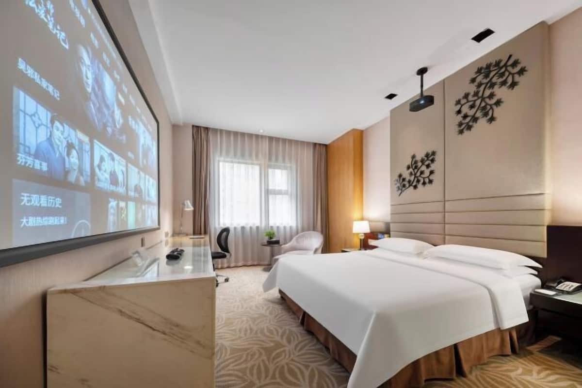 Minibar, két bảo mật tại phòng, đồng hồ báo thức 