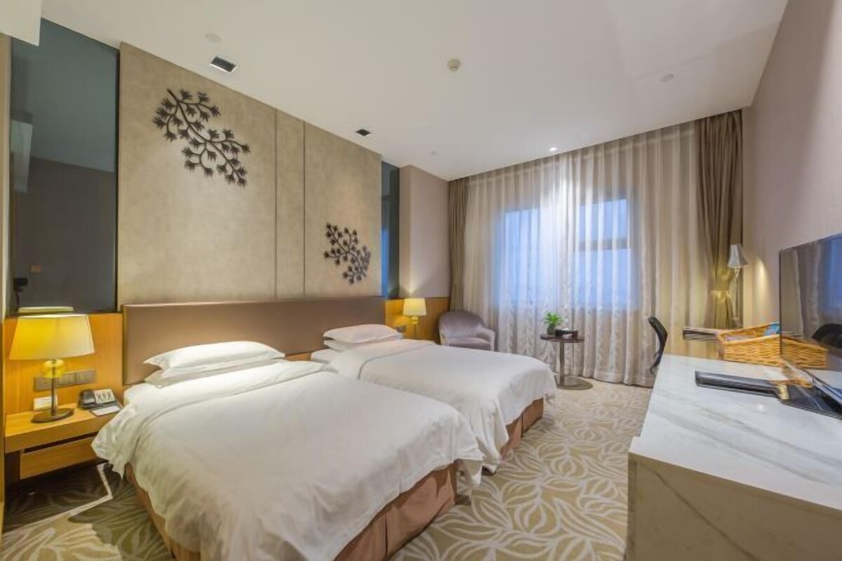 Minibar, in-room safe, alarm clocks