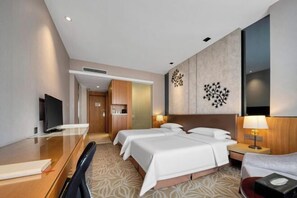 Een minibar, een kluis op de kamer, een wekker