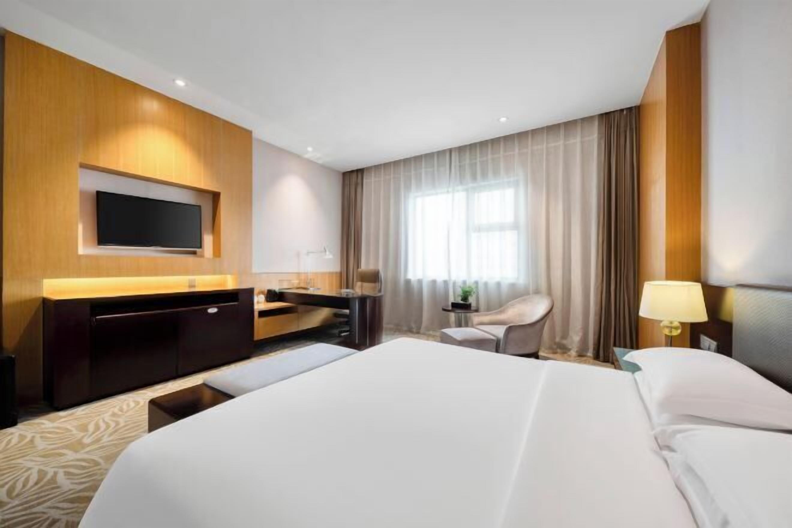 Minibar, in-room safe, alarm clocks