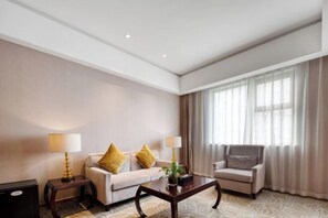 Minibar, caja fuerte, despertador