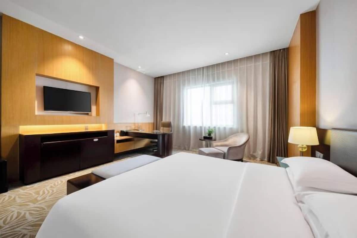 Minibar, két bảo mật tại phòng, đồng hồ báo thức 