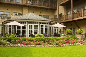 Outdoor dining - The Herrington Inn & Spa (Geneva)