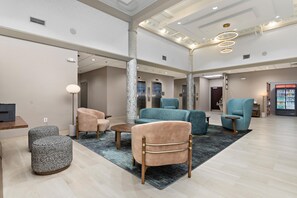A spacious lobby with seating arrangements, a reception area, and a vending machine. - Hampton Inn Kansas City/Downtown Financial District (Kansas City)