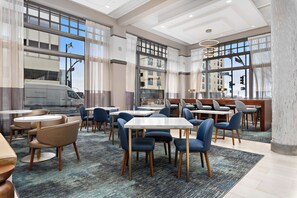 含每日吃到飽早餐