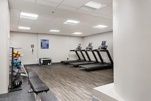 A gym with treadmills, a bench, and exercise balls. - Hampton Inn Kansas City/Downtown Financial District (Kansas City)