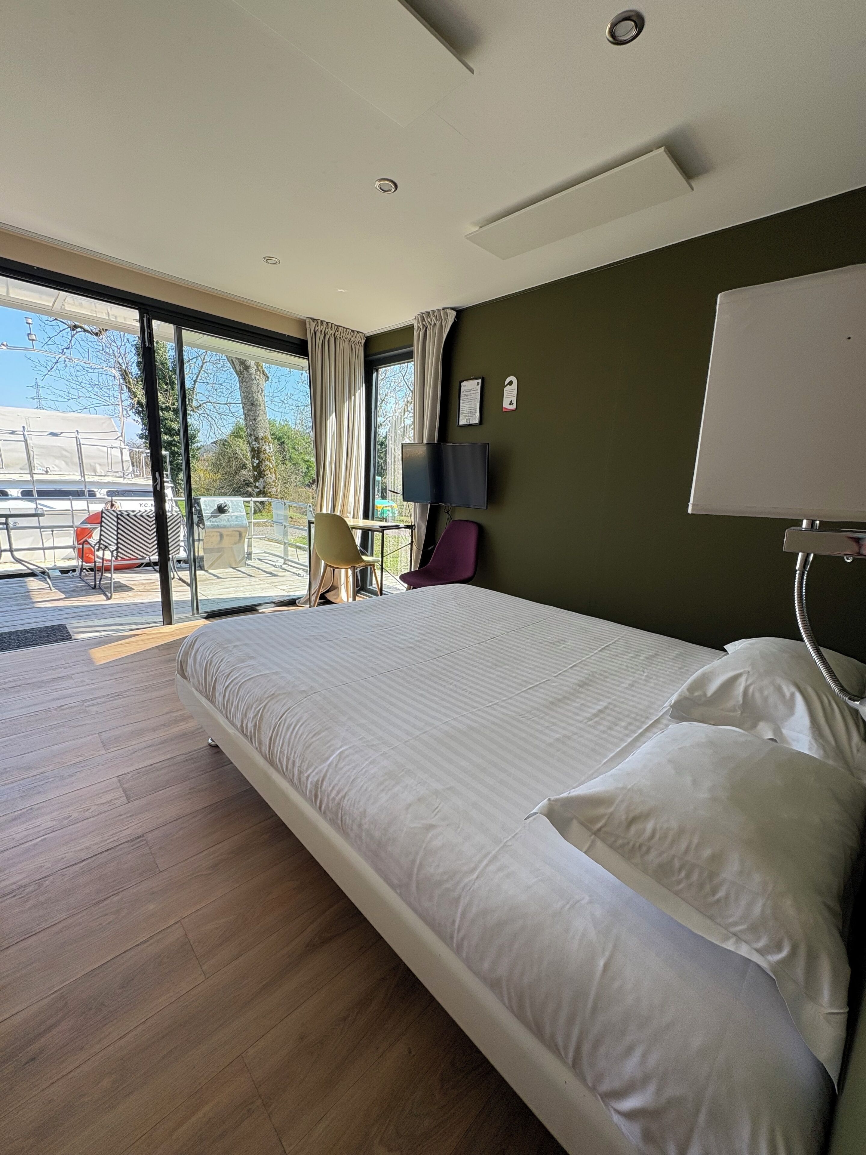 Phòng Deluxe | Trang trí khác biệt, trang bị nội thất với thiết kế riêng biệt, bàn 