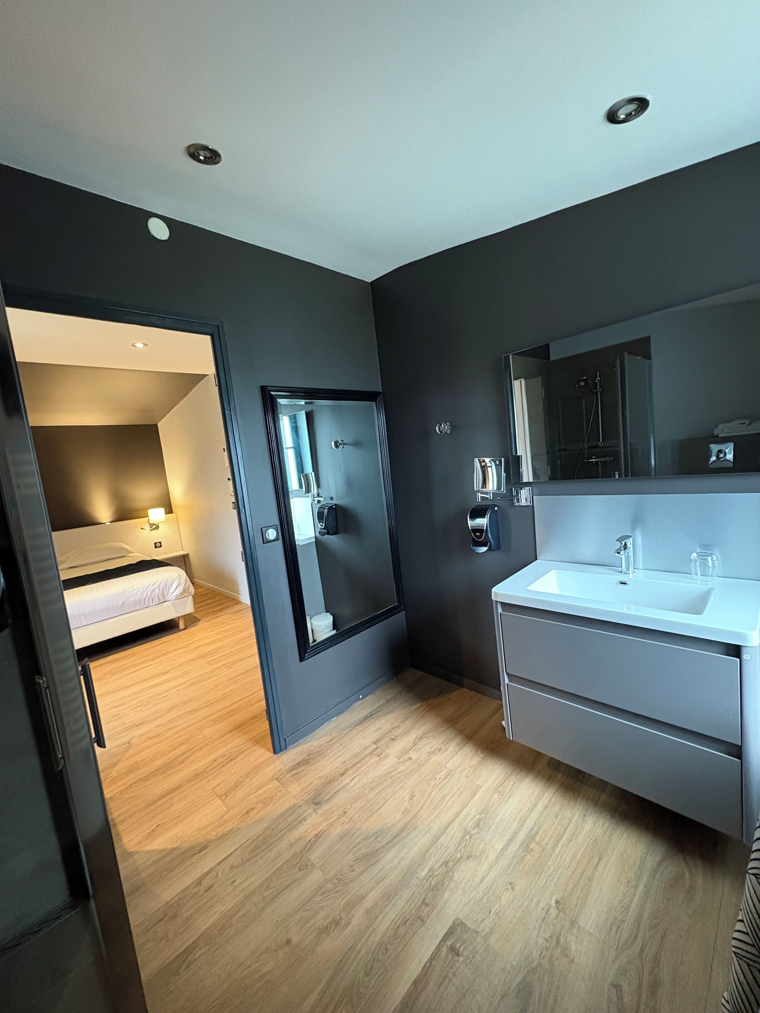 double room | bathroom | shower, free toiletries, towels