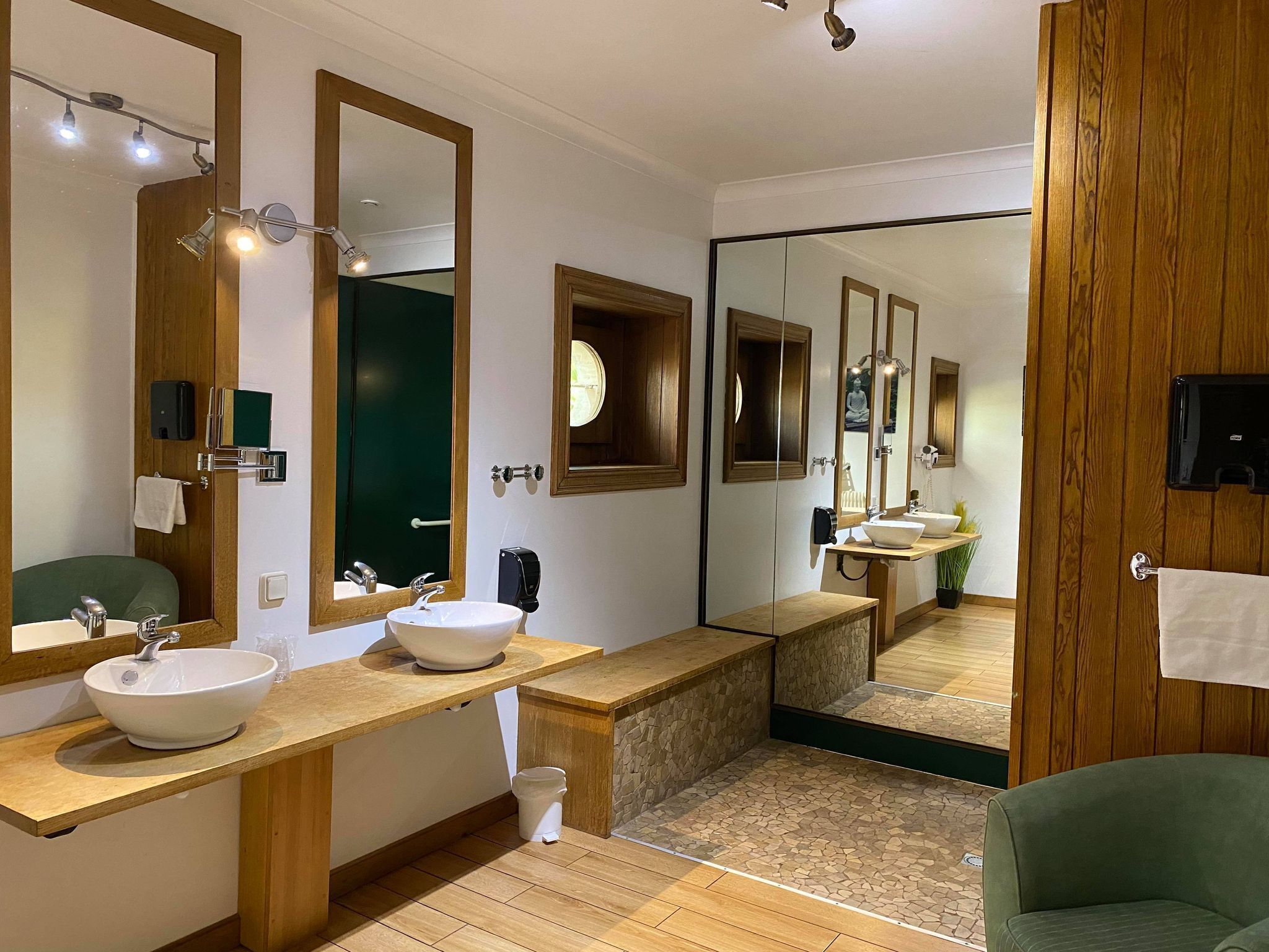 duplex, 2 bedrooms, accessible | bathroom | shower, free toiletries, towels