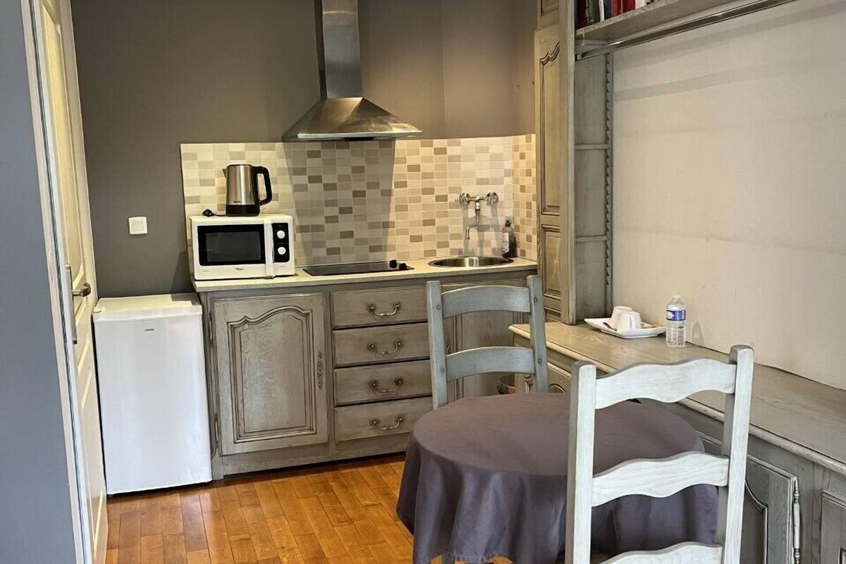 deluxe studio suite | living area | flat-screen tv