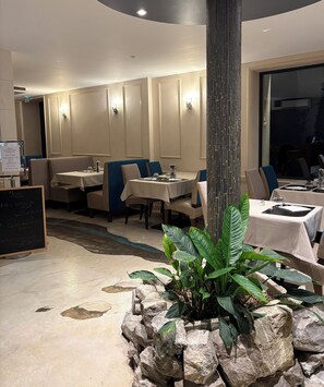 Breakfast, lunch and dinner served  - Hôtel de la Vinaigrerie (Joinville)