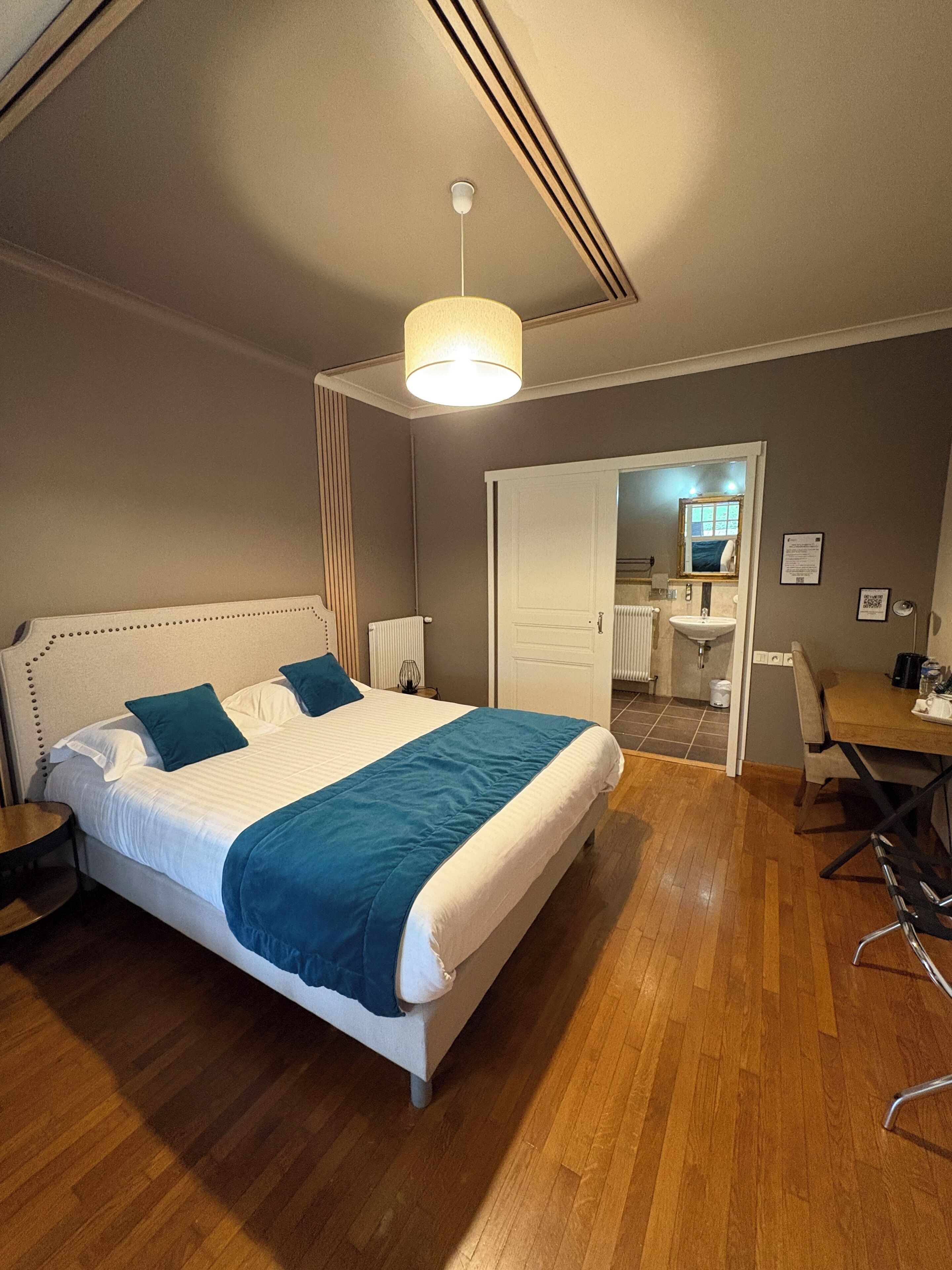 double room, terrace | individually decorated, individually furnished, desk, laptop workspace