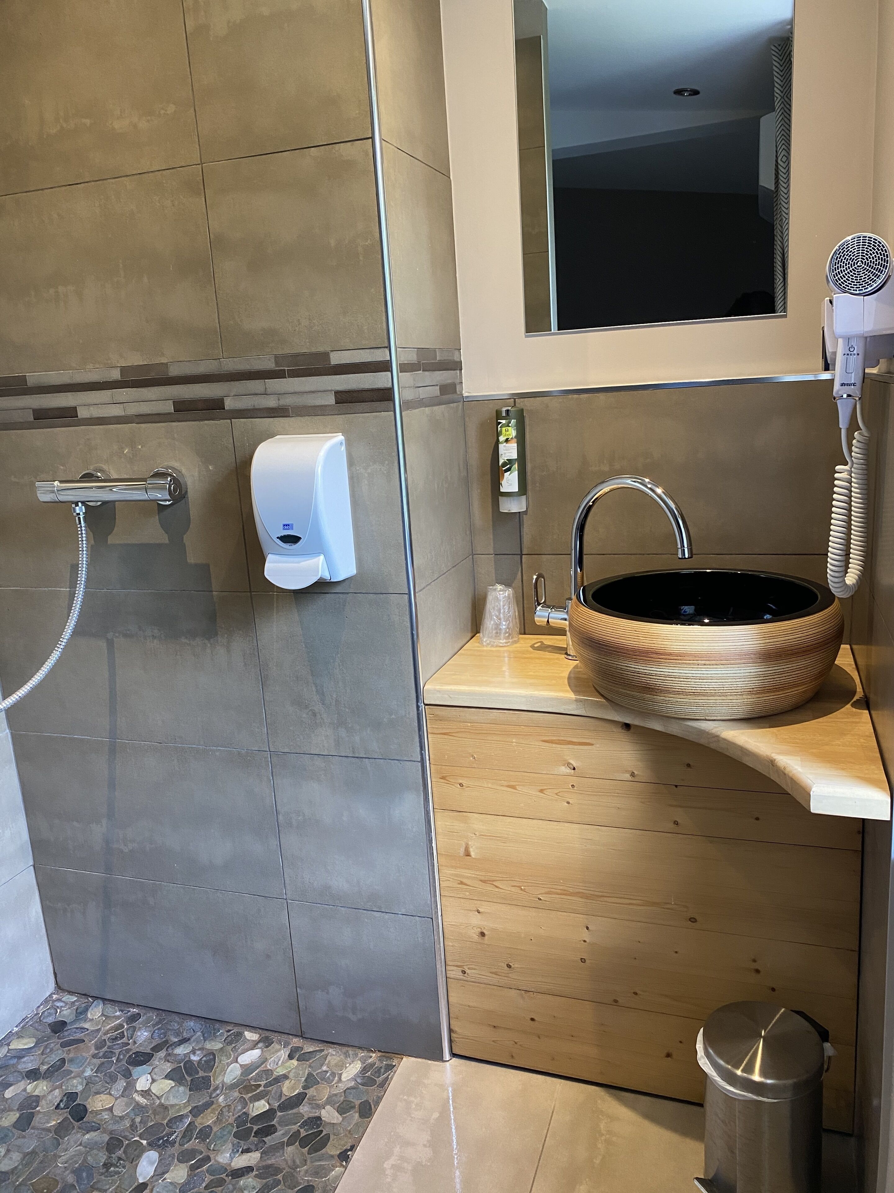 economy single room, 1 queen bed | bathroom | shower, free toiletries, towels