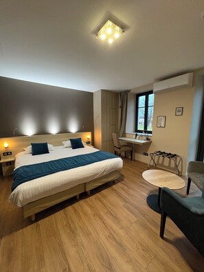 Habitación con 2 camas individuales, vista al jardín | Decoración personalizada, muebles diferentes y escritorio 