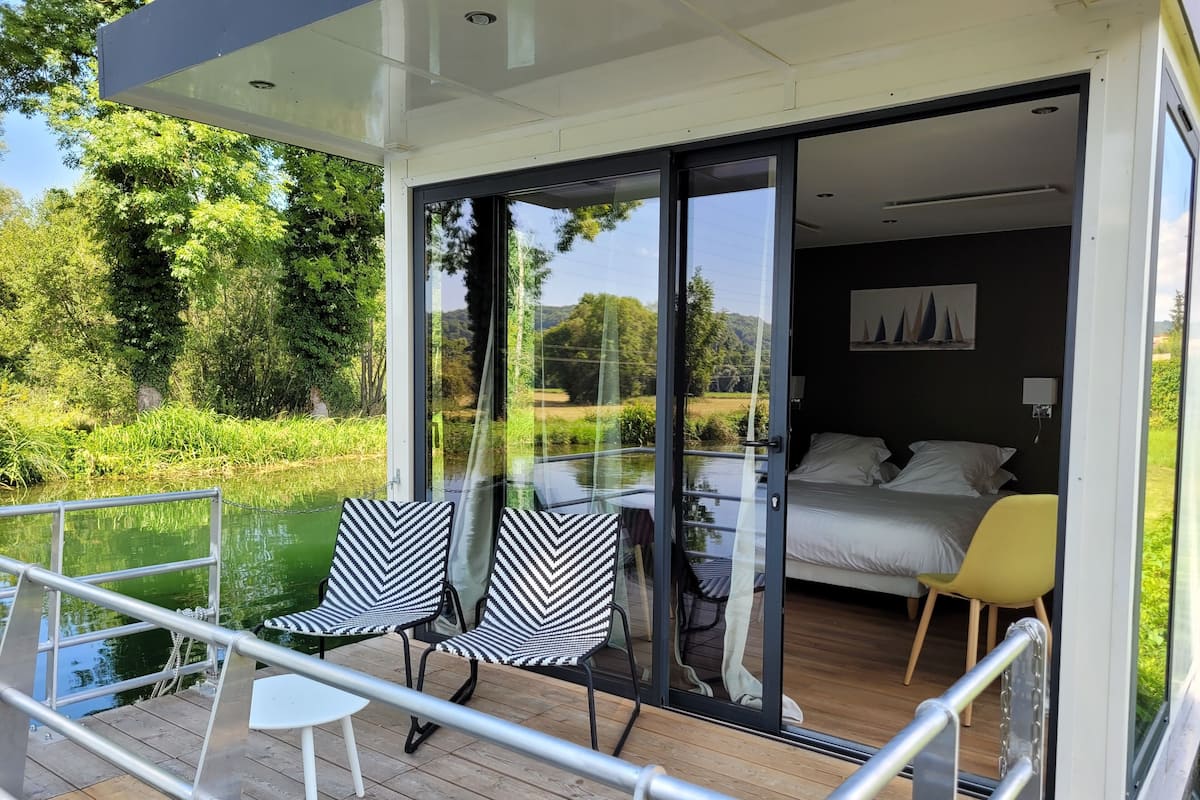 boat original | individually decorated, individually furnished, desk, laptop workspace