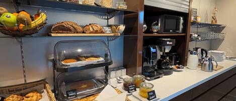 Petit déjeuner buffet (16 EUR par personne)