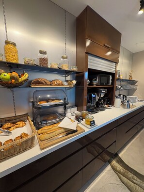 Tägliches Frühstücksbuffet (16 EUR pro Person)