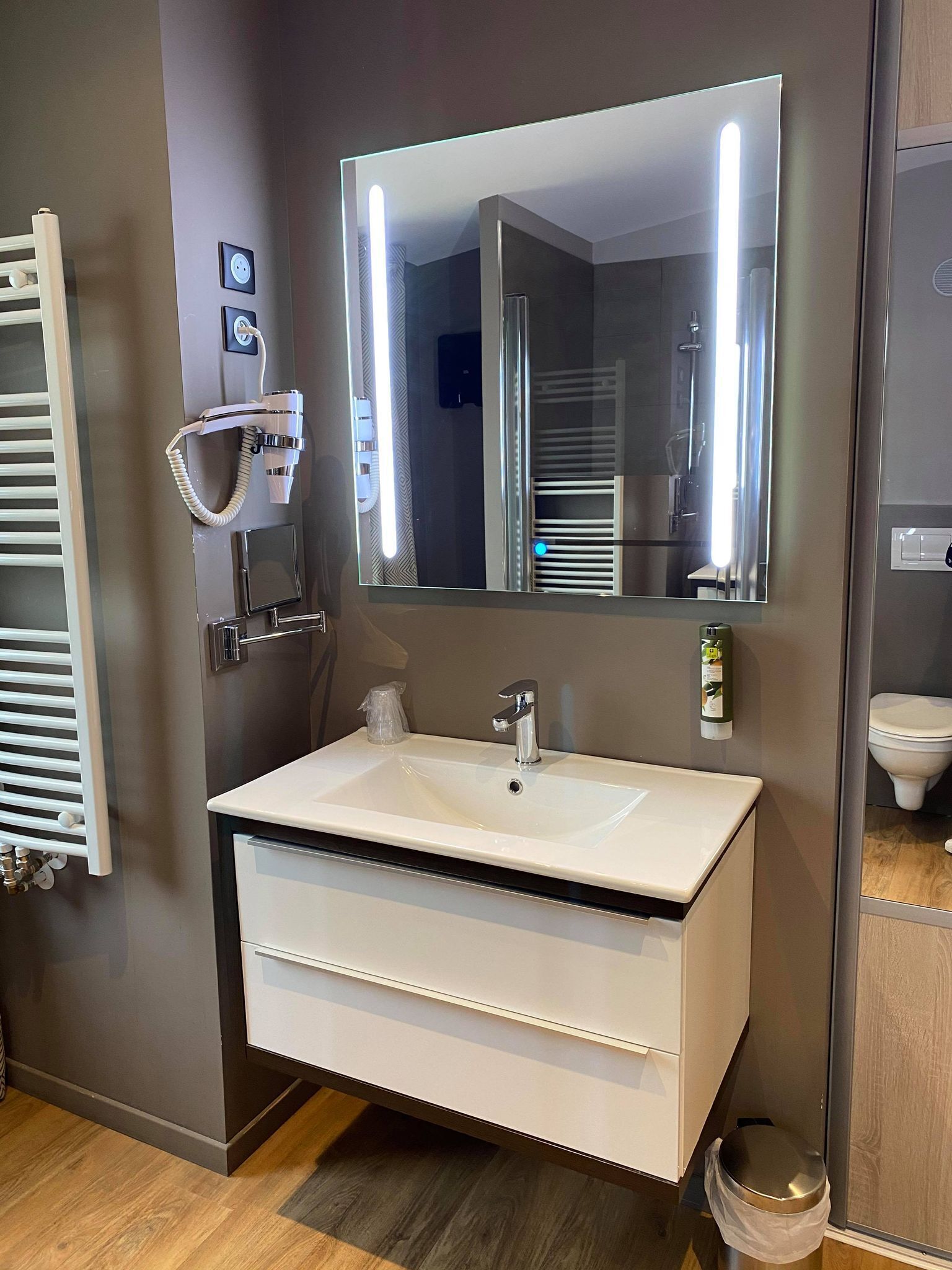 double room | bathroom | shower, free toiletries, towels