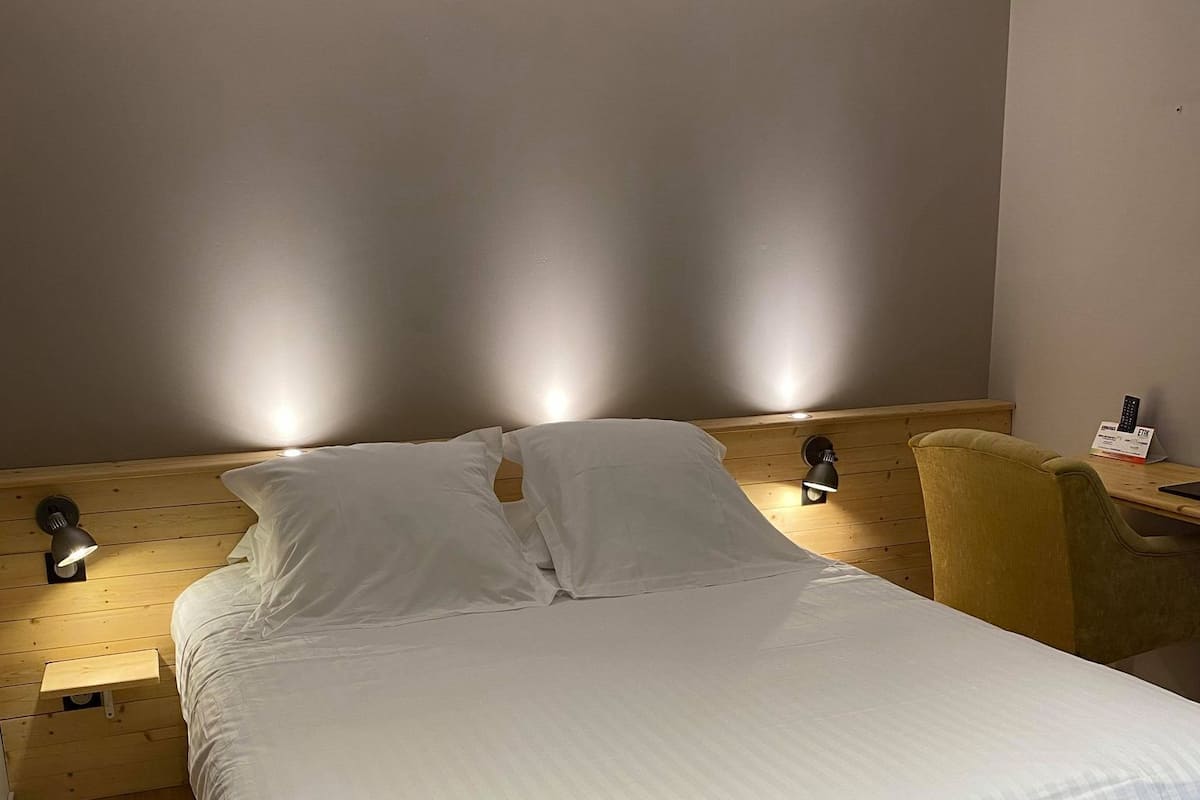 Economy enkelrum - 1 queensize-säng | 1 sovrum, individuell inredning, unika möbler och skrivbord