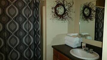Two Bedroom Condo, 2 Bathrooms, Full sized Kitchen | Bathroom sink