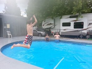 Una piscina al aire libre de temporada